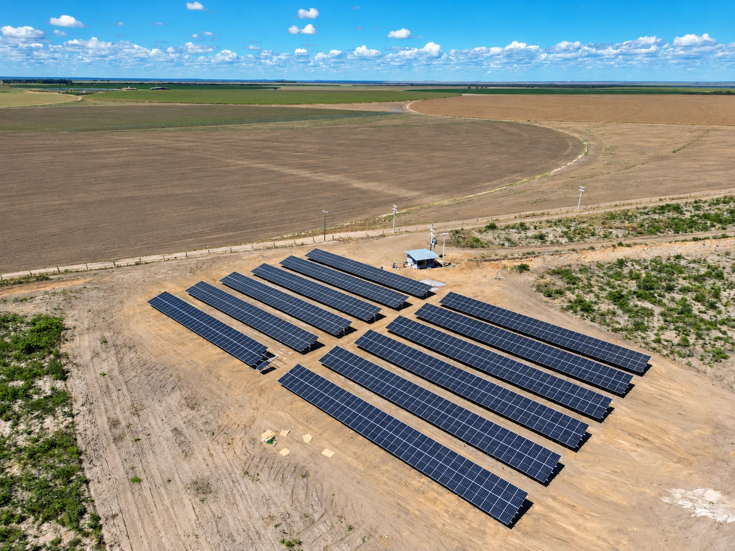 Vista aérea de uma usina fotovoltaica em área rural